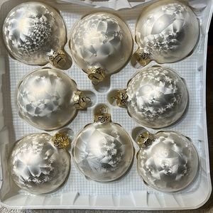 Sparkling creations, white ornaments